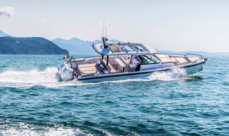 axopar-37-sun-top-2-AzGXaLO3aETL9NQV-768x456